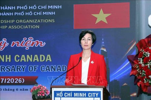 Bà Annie Dube, Tổng Lãnh sự Canada tại TP Hồ Chí Minh, phát biểu tại buổi họp mặt.