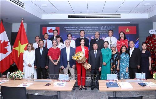 Các đại biểu chụp ảnh lưu niệm tại buổi họp mặt.