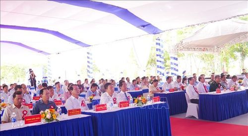 Các đại biểu tham dự buổi lễ.