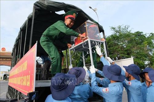 Cán bộ, chiến sĩ các Đội K70, K71 và K73 đưa các hài cốt liệt sĩ lên xe để di chuyển từ Cửa khẩu Quốc tế Bình Hiệp về Nghĩa trang Liệt sĩ Vĩnh Hưng – Tân Hưng.
