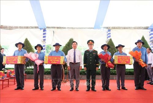 Lãnh đạo tỉnh Tây Ninh tặng quà, biểu dương cán bộ, chiến sĩ các Đội K70, K71 và K73 sau khi hoàn thành nhiệm vụ tìm kiếm, quy tập hài cốt liệt sĩ.