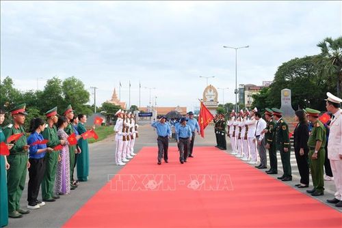 Cán bộ, chiến sĩ các Đội K70, K71 và K73 kính cẩn đưa các hài cốt liệt sĩ quân tình nguyện và chuyên gia Việt Nam qua Cửa khẩu Quốc tế Bình Hiệp trở về Tổ quốc.