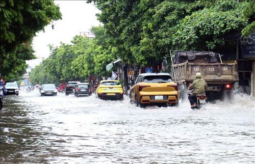 Tuyến đường Trần Nhân Tông ngập diện rộng sau cơn mưa. Ảnh: Hoàng Ngọc/TTXVN