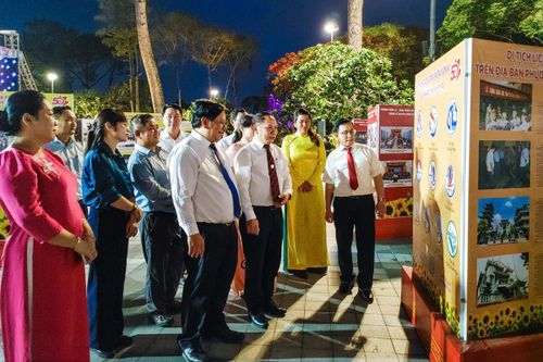 Người dân và các đại biểu tham quan triển lãm ảnh nghệ thuật, cùng nhìn lại chặng đường phát triển của vùng đất Vườn Lài qua nhiều giai đoạn lịch sử.