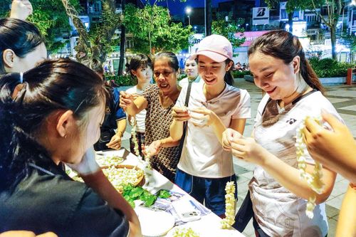 Người dân và du khách trải nghiệm xâu vòng hoa lài tại Công viên Giọt Nước - một trong những hoạt động đặc sắc của sản phẩm du lịch mới.