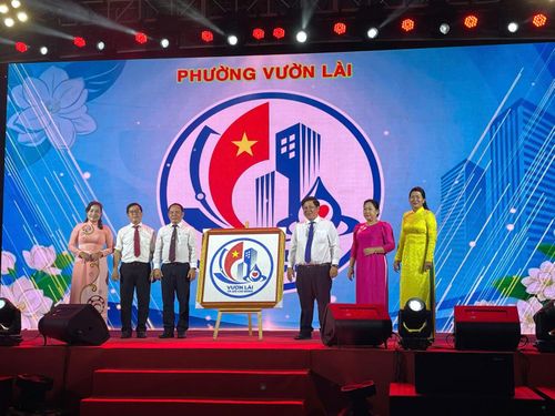 Đại diện UBND phường Vườn Lài thực hiện nghi thức công bố biểu trưng nhận diện thương hiệu chính thức của địa phương.