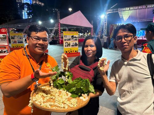 Anh Quốc Thái (bìa trái) hoàn thành việc xâu chuỗi hoa lài để cầu bình an tại Công viên Giọi nước.