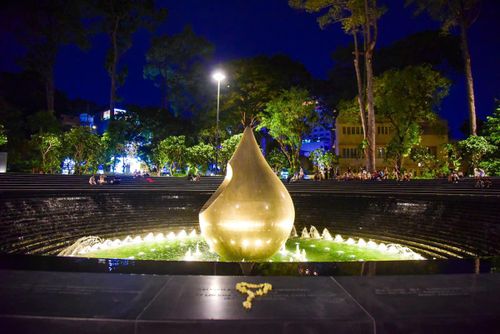 Công viên Giọt Nước (Công viên số 1 Lý Thái Tổ) nằm tại nút giao ba mặt tiền đường Lý Thái Tổ - Hùng Vương - Trần Bình Trọng (Phường Vườn Lài, TP Hồ Chí Minh). Điểm nhấn trung tâm là tượng đài “Giọt nước” cao 6m làm bằng inox gương, được xây dựng để tri ân và tưởng niệm các nạn nhân đã mất trong đại dịch COVID-19.