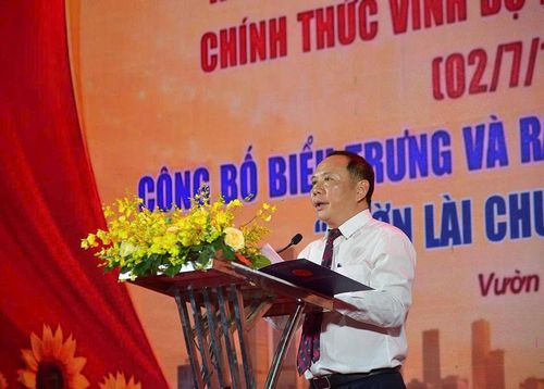 Ông Lâm Hùng Tấn, Bí thư Đảng ủy, Chủ tịch HĐND phường Vườn Lài chia sẻ tại chương trình kỉ niệm tối 30/6.