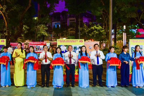 Cắt băng khai mạc triển lãm ảnh nghệ thuật, cùng nhìn lại chặng đường phát triển của vùng đất Vườn Lài qua nhiều giai đoạn lịch sử.