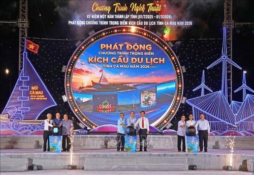 Lãnh đạo tỉnh Cà Mau thực hiện nghi thức phát động chương trình trọng điểm kích cầu Du lịch năm 2026 của địa phương.