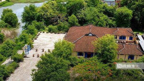 Con đường nhỏ dẫn vào ấp Cầu Ngang, xã Long Hựu (tỉnh Tây Ninh), "Nhà trăm cột" kiệt tác kiến trúc gỗ hơn một thế kỷ tuổi giữa miền quê Tây Ninh. Công trình gây ấn tượng bởi quy mô bề thế trên khuôn viên hơn 4.000 m² cùng hệ thống 120 cột gỗ quý được chế tác công phu.