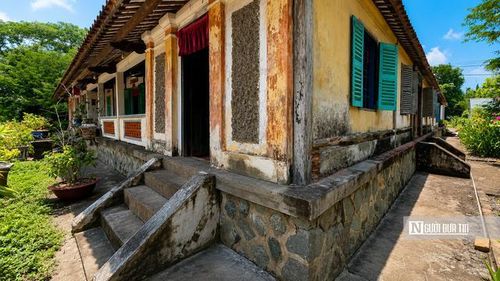 Theo bà Trần Thị Ngõ, trải qua nhiều biến cố lịch sử, gia đình luôn nỗ lực gìn giữ công trình gần như nguyên trạng. Nhiều cấu kiện gỗ, hoa văn chạm khắc vẫn giữ được vẻ sắc nét dù đã trải qua hơn 120 năm mưa nắng. Không chỉ là tài sản của một dòng họ, "Nhà trăm cột" ngày nay còn trở thành điểm đến của nhiều nhà nghiên cứu, kiến trúc sư, sinh viên và du khách yêu thích văn hóa truyền thống.