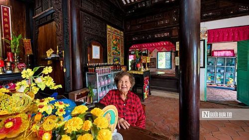 Tên gọi "Nhà trăm cột" đã trở nên quen thuộc với nhiều thế hệ người dân địa phương, dù thực tế công trình có tới 120 cột. Theo chủ nhân hiện nay là bà Trần Thị Ngõ (79 tuổi), tên gọi này được ông nội bà là ông Trần Văn Hoa đặt từ những ngày đầu xây dựng và lưu truyền cho đến hôm nay.