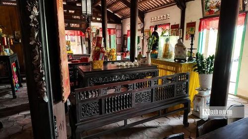 Để tạo nên công trình đồ sộ này, gia chủ đã mời những nghệ nhân làng Mỹ Xuyên (Thừa Thiên Huế) nơi nổi tiếng với nghề chạm khắc gỗ truyền thống vào Nam thi công. Chính vì vậy, dù tọa lạc giữa vùng đồng bằng Nam Bộ, ngôi nhà vẫn mang đậm dấu ấn kiến trúc cung đình Huế.