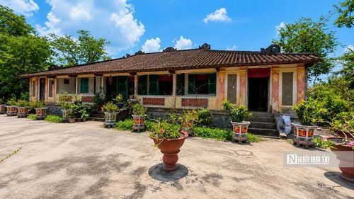 Công trình được khởi công từ năm 1898, dưới triều vua Thành Thái. Sau 3 năm mới hoàn thành phần thô. Hai năm tiếp sau đó hoàn thiện phần nội thất và thêm một năm nữa dành cho chạm khắc trang trí, tới năm 1904 mới chính thức hoàn thành.