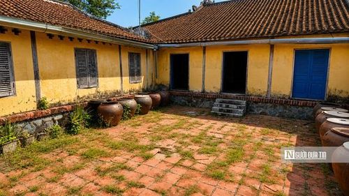 Toàn bộ công trình được xây dựng từ những vật liệu bền vững và quý hiếm. Nền nhà bằng đá tảng cao gần một mét, lát gạch tàu lục giác; hệ thống cột, kèo được làm từ các loại gỗ cẩm lai, gỗ đỏ, gỗ mật và gỗ mun - những loại gỗ nổi tiếng về độ cứng và tuổi thọ.