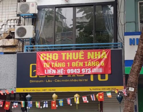  Một cửa hàng treo biển cho thuê nhà trên phố Lê Văn Hưu. Ảnh: LƯU THỦY 