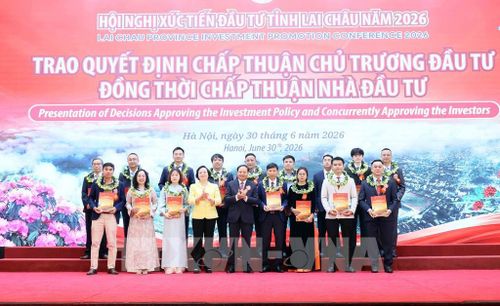 Phó Thủ tướng Phạm Thị Thanh Trà và Bí thư tỉnh Lai Châu Lê Minh Ngân trao quyết định chấp thuận chủ trương đầu tư đồng thời chấp thuận nhà đầu tư cho các doanh nghiệp. Ảnh: An Đăng - TTXVN