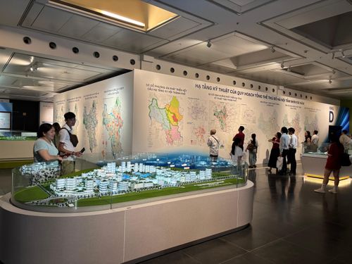 Người dân tham quan triển lãm. Ảnh: An Ngọc/Bnews/vnanet.vn