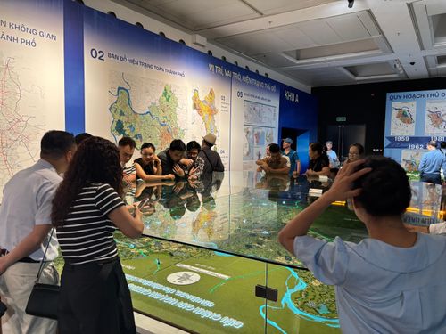 Người dân tham quan triển lãm. Ảnh: An Ngọc/Bnews/vnanet.vn
