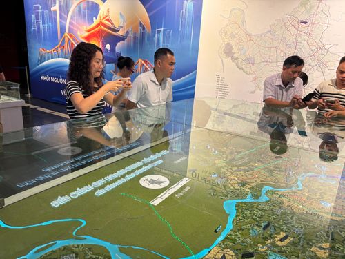 Người dân tham quan triển lãm. Ảnh: An Ngọc/Bnews/vnanet.vn