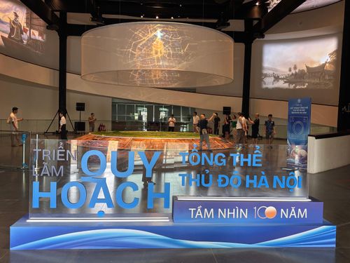 Người dân tham quan triển lãm. Ảnh: An Ngọc/Bnews/vnanet.vn
