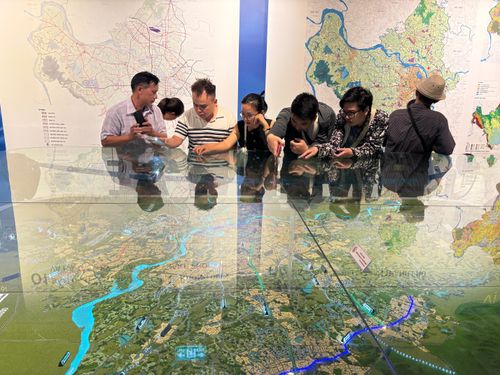 Người dân tham quan triển lãm. Ảnh: An Ngọc/Bnews/vnanet.vn