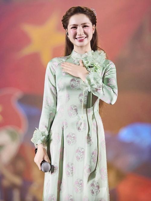 Hòa Minzy cười tươi rói diện áo dài trong một sự kiện. Ảnh: FBNV