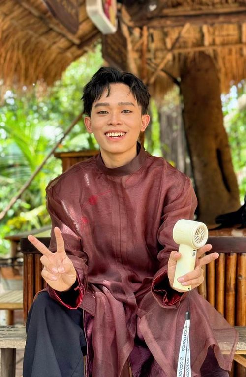 Hồ Văn Cường nhận được sự ủng hộ khi ngày càng cởi mở trong việc chia sẻ những khoảnh khắc sau sân khấu với người hâm mộ.