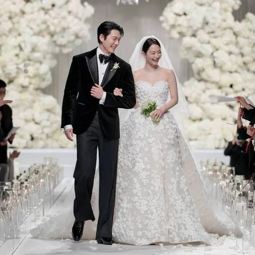 Shin Min Ah bày tỏ hạnh phúc khi được chồng Kim Woo Bin đến ủng hộ khi cô ra mắt phim mới. Cả hai tổ chức đám cưới vào tháng 12/2025. (Ảnh Lotte)