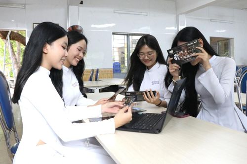 Từ những dòng code đầu tiên đến các sản phẩm hoàn thiện, nhóm học sinh đã nhiều lần sửa đổi thiết kế, tự học thêm kiến thức công nghệ để đưa ý tưởng bảo tồn văn hóa Cơ Tu thành hiện thực.