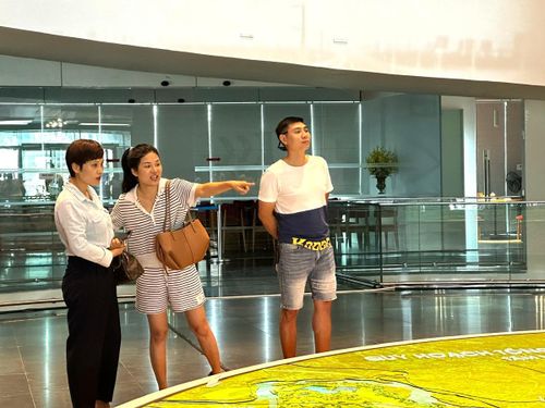 Chị Nguyễn Thị Mến (ngoài cùng bên trái), trú tại phường Quan Nhân, Hà Nội đến tìm hiểu quy hoạch của Thủ đô
