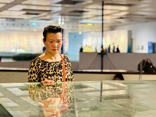 Chị Lê Thu Hằng, trú tại số 2 Hàng Bún, phường Nguyễn Trung Trực, Hà Nội theo dõi các mô hình và nội dung giới thiệu.