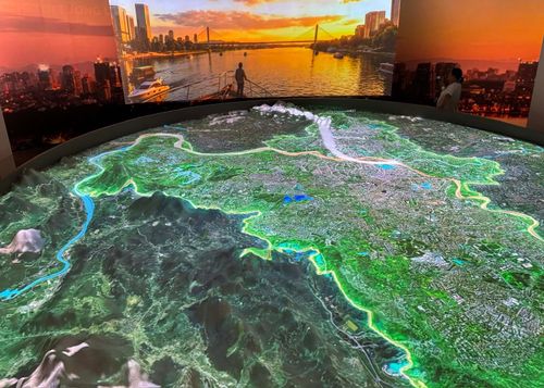 Ngắm nhìn sự “thay da đổi thịt” của thành phố bằng công nghệ 3D mapping, trình chiếu hiện đại.