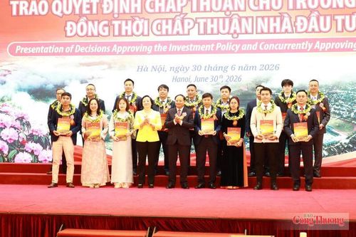 Phó Thủ tướng Chính phủ Phạm Thị Thanh Trà (hàng đầu, thứ tư từ trái sang) và Bí thư Tỉnh ủy Lê Minh Ngân trao quyết định chấp thuận chủ trương đầu tư cho đại diện các doanh nghiệp.