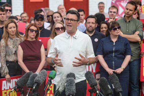 Ông Andy Burnham phát biểu trước các thành viên và người ủng hộ Công đảng sau khi giành chiến thắng trong cuộc bầu cử bổ sung tại Makerfield, ở sân vận động Bartons Group, Ashton-in-Makerfield, Anh, ngày 19/6/2026. Ảnh: Reuters.