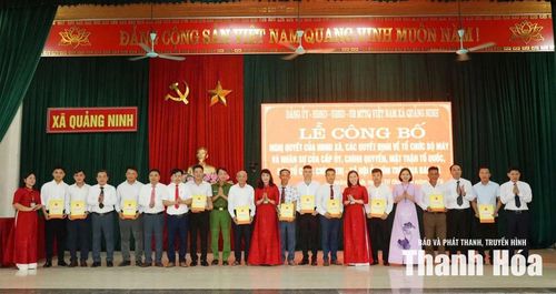 Lãnh đạo xã Quảng Ninh trao quyết định cho các trưởng thôn.