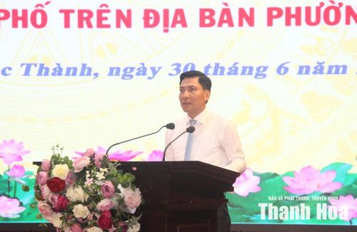 Bí thư Đảng ủy, Chủ tịch HĐND phường Hạc Thành Nguyễn Văn Biện phát biểu tại hội nghị.