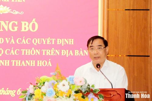 Bí thư Đảng ủy, Chủ tịch HĐND xã Định Tân Vũ Ngọc Thưởng phát biểu giao nhiệm vụ cho bộ máy và nhân sự mới của các thôn.