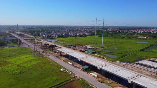 Giai đoạn một, dự án quy mô 4 làn xe với bề rộng nền đường 17 m; cầu rộng 17,5 m, riêng các cầu vượt sông Hồng, sông Đuống rộng 24,5 m để bố trí thêm hai làn xe máy và xe thô sơ. Trong ảnh: Đoạn đầu tiên của tuyến cao tốc Vành đai 4 trên cao thuộc xã Hồng Vân, gần cầu Mễ Sở bắt đầu gác dầm.