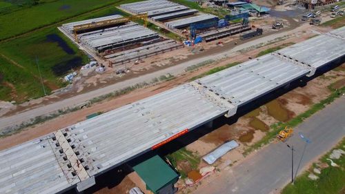 Cao tốc có 13 đoạn đi trên cao dài khoảng 80 km (chiếm khoảng 71% chiều dài toàn tuyến), 32 km đi dưới mặt đất. Dự án được chia thành hai, gồm tiểu dự án sử dụng vốn nhà nước để xây dựng cầu Hồng Hà, cầu Mễ Sở, cầu Hoài Thượng và tiểu dự án đầu tư PPP đoạn từ trước nút giao quốc lộ 6 đến hết nút giao cao tốc Hà Nội - Hải Phòng, đoạn nối 9,7 km.