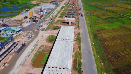 TP Hà Nội cho biết, việc đầu tư xây dựng vành đai 4 là cấp bách để kết nối giao thông nội tỉnh và liên tỉnh, tạo hành lang phát triển kinh tế xã hội, mở rộng không gian phát triển cho Hà Nội và các tỉnh lân cận, thu hút đầu tư, tạo sức hút giãn mật độ dân cư khu vực trung tâm đô thị. Ngoài ra, dự án giúp phân luồng từ xa, giảm áp lực phương tiện giao thông liên tỉnh đi qua trung tâm Hà Nội, đặc biệt là tuyến vành đai 3 hiện đã quá tải.