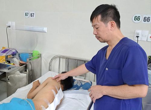 Tầm soát vẹo cột sống giúp trẻ được can thiệp kịp thời, tránh biến chứng về sau. Ảnh: DUY AN