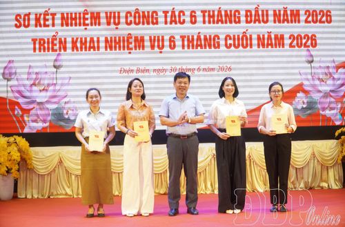 Trường Chính trị tỉnh khen thưởng đột xuất 4 cá nhân có thành tích xuất sắc.