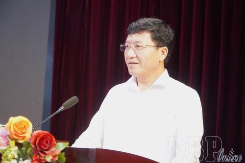 Đồng chí Mùa A Vảng, Ủy viên dự khuyết Ban Chấp hành Trung ương Đảng, Phó Bí thư Tỉnh ủy, Chủ tịch Ủy ban Mặt trận Tổ quốc Việt Nam tỉnh phát biểu tại hội nghị.