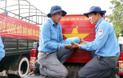 Tại Cửa khẩu quốc tế Hoa Lư, thành viên Đội K72 cẩn thận đưa từng hài cốt liệt sĩ và các quách di chuyển về Nghĩa trang liệt sĩ Bình Phước, xã Đồng Tâm. Ảnh: Nguyệt Hà