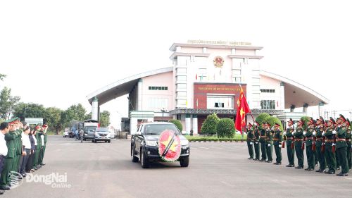 Đoàn xe tiến vào Cửa khẩu quốc tế Hoa Lư đưa các hài cốt liệt sĩ hồi hương về Tổ quốc trong sự chào đón trang trọng. Ảnh: Nguyệt Hà
