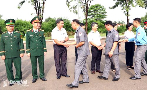 Ban Chỉ đạo 515 và các cơ quan thành phố Đồng Nai đón Đội K72 hoàn thành nhiệm vụ trở về tại Cửa khẩu quốc tế Hoa Lư. Ảnh: Nguyệt Hà