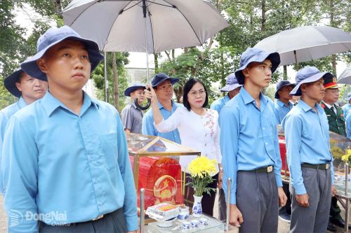 Thành ủy viên, Phó Chủ tịch UBND thành phố Nguyễn Thị Hoàng, Trưởng ban Chỉ đạo 515 cùng các thành viên đưa các quách vào nhà lưu cốt, chờ ngày truy điệu, an táng tại Nghĩa trang liệt sĩ Bình Phước, xã Đồng Tâm. Ảnh: Nguyệt Hà